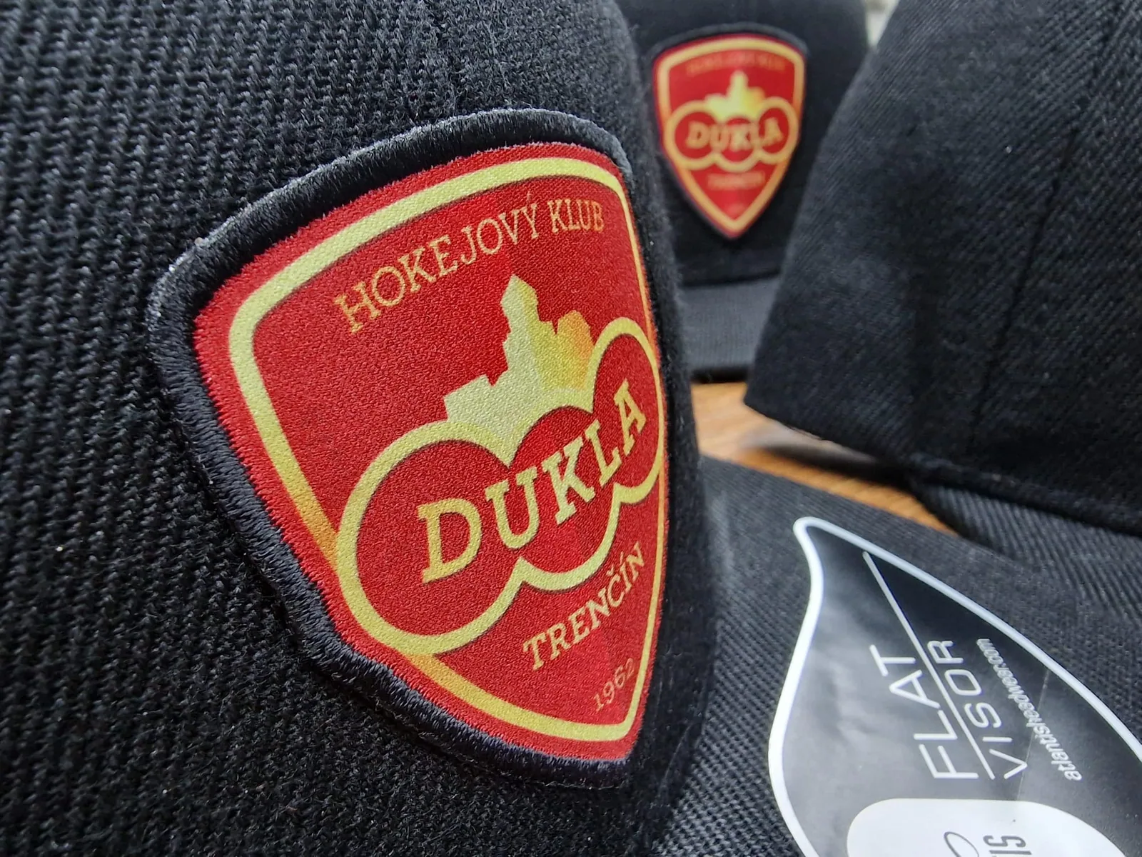 Vyšívaná nášivka hokejového klubu na čiernej šiltovke