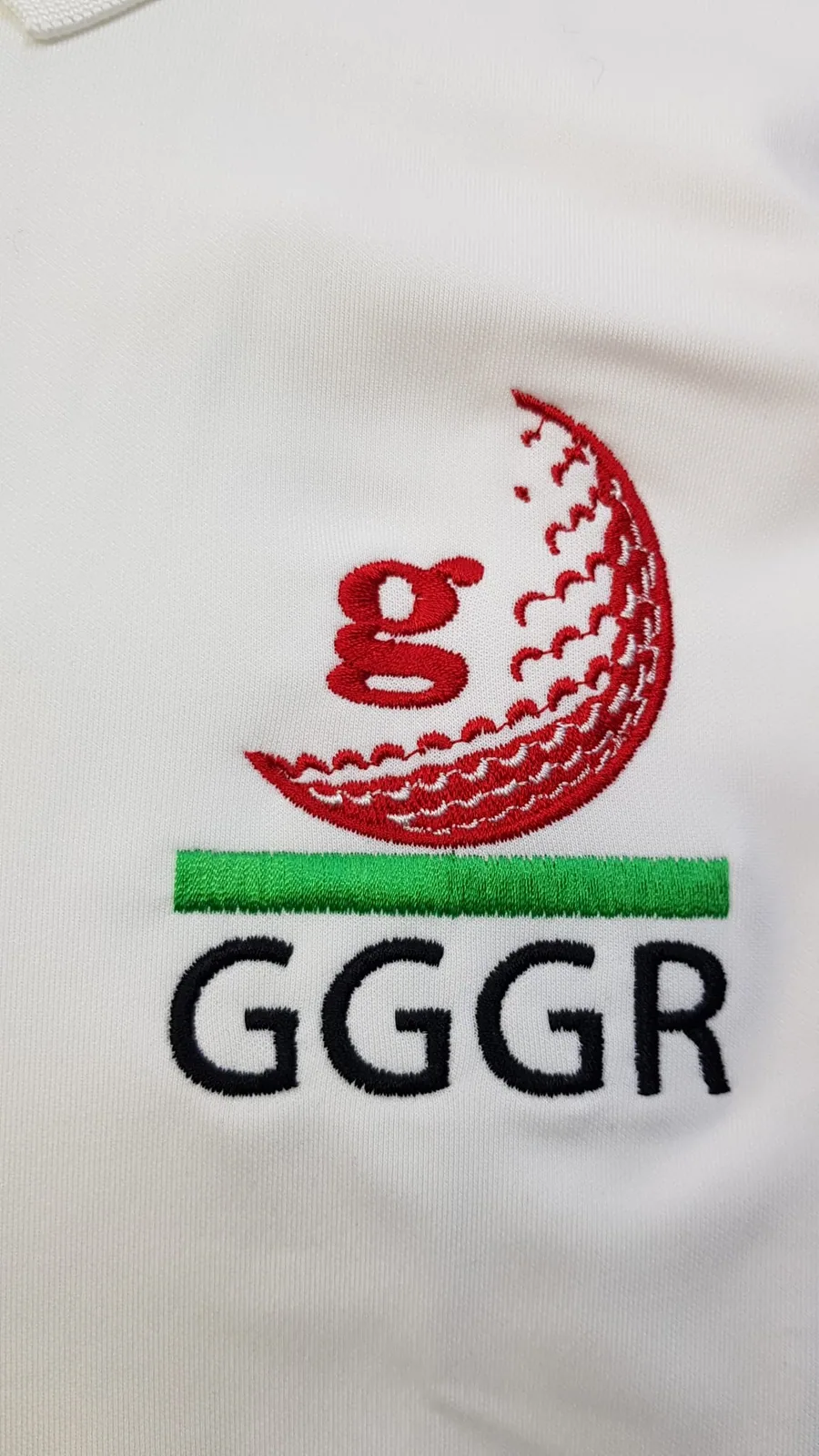 Vyšívané logo golfového klubu na bielej polokošeli