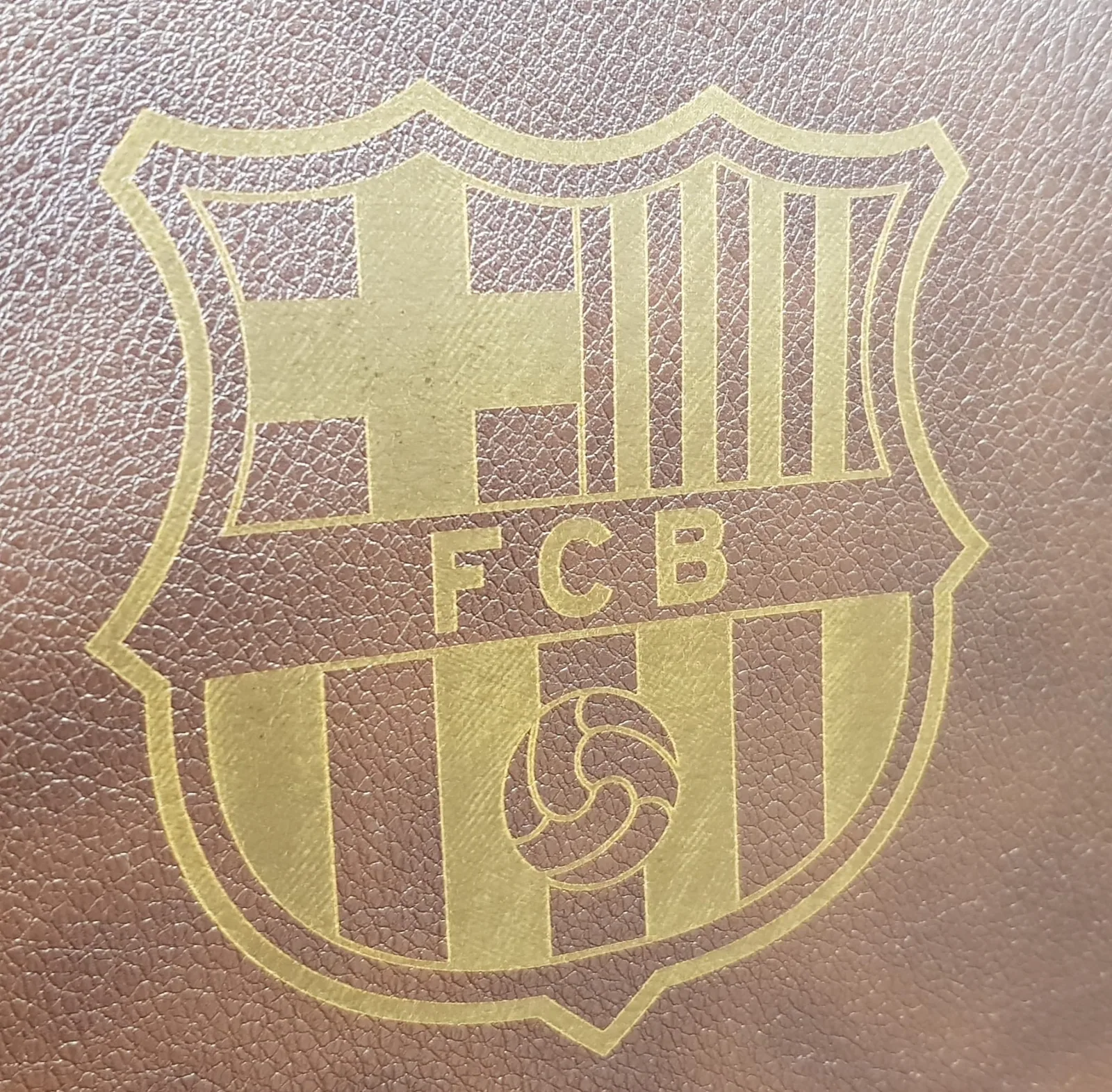Laserom gravírovaný futbalový erb na koženke