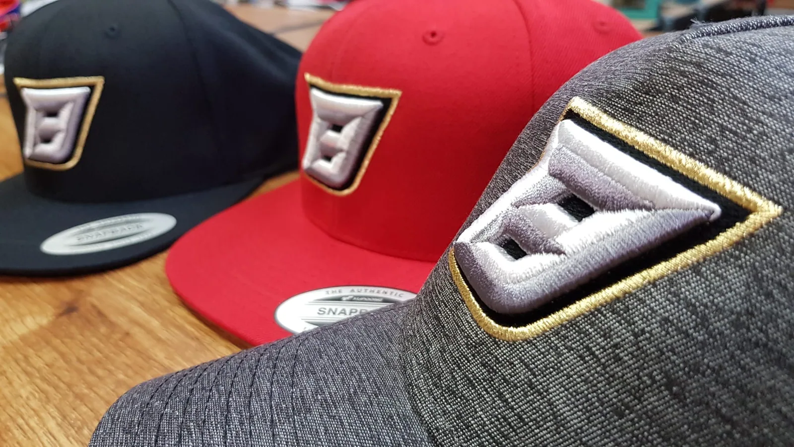Šiltovky s plastickou 3D výšivkou loga