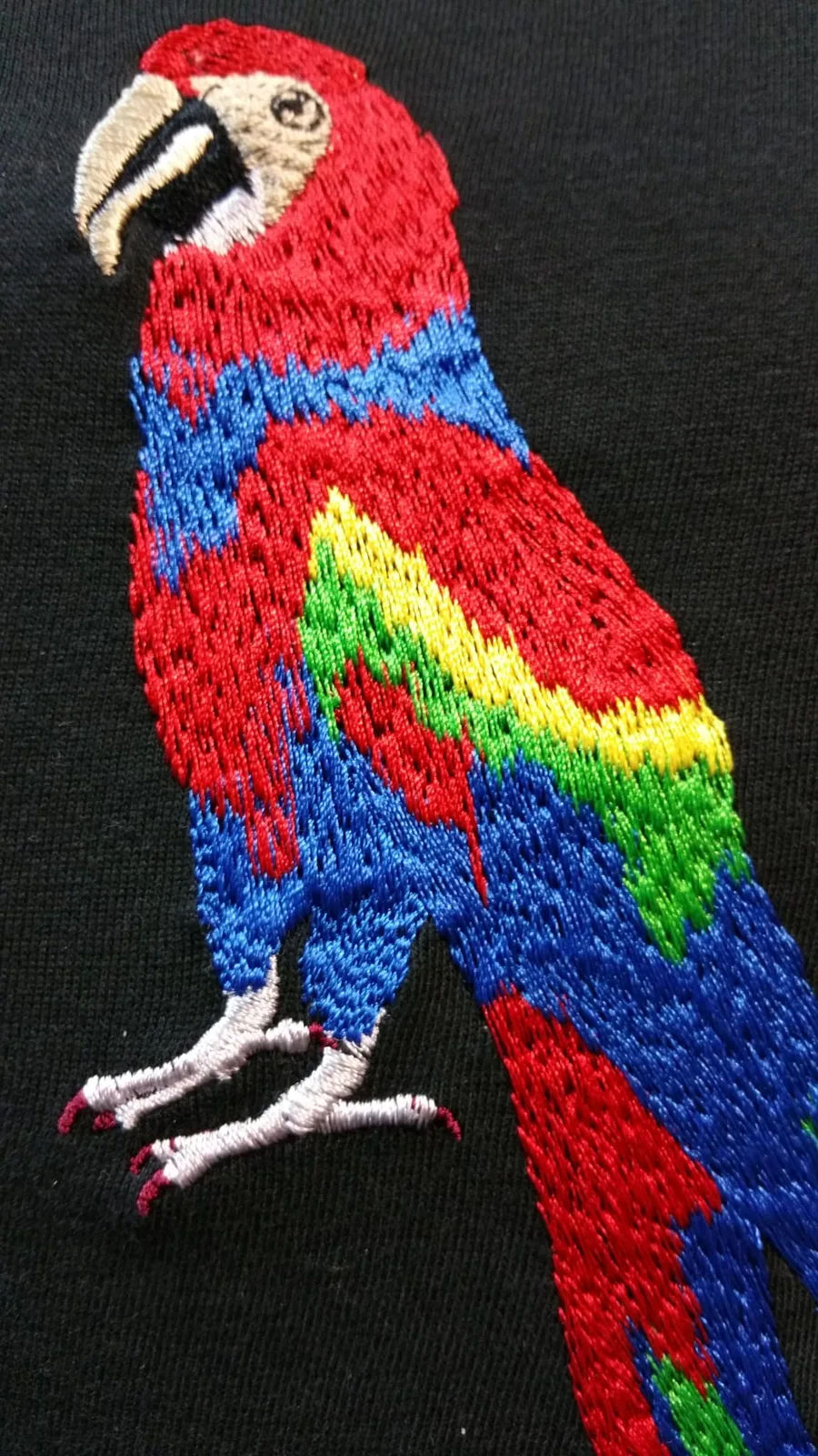 Vyšívaný farebný papagáj ara na čiernom textile