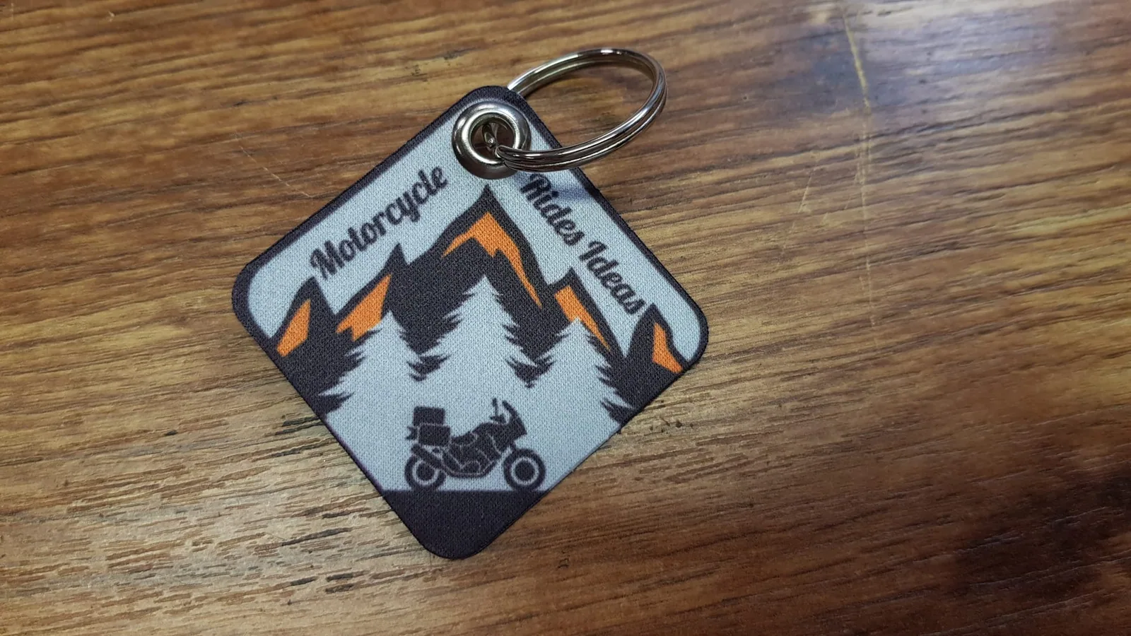 Textilná kľúčenka s motívom hôr a motorky