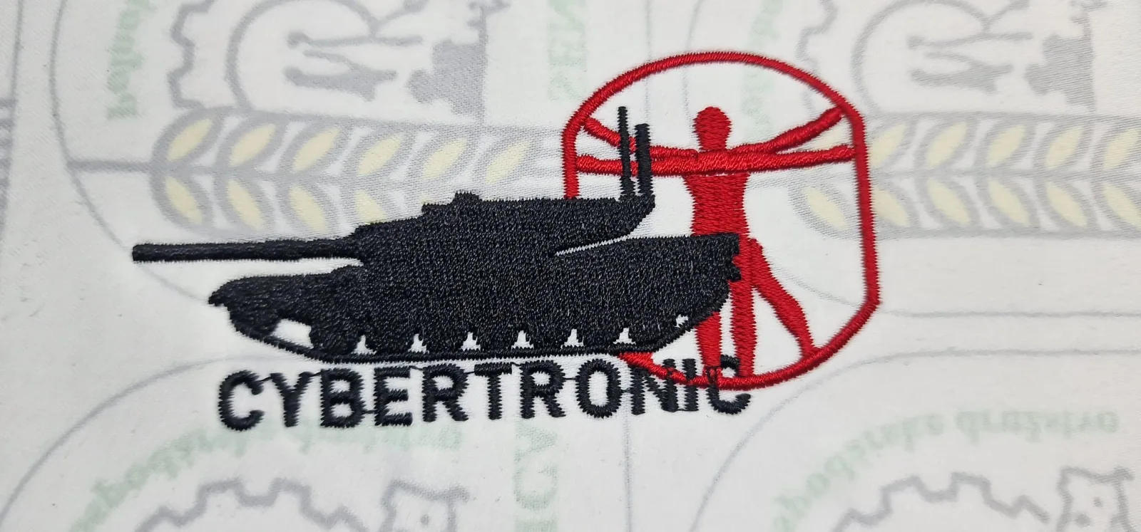 Vyšívané logo s tankom a vitruviánskym človekom