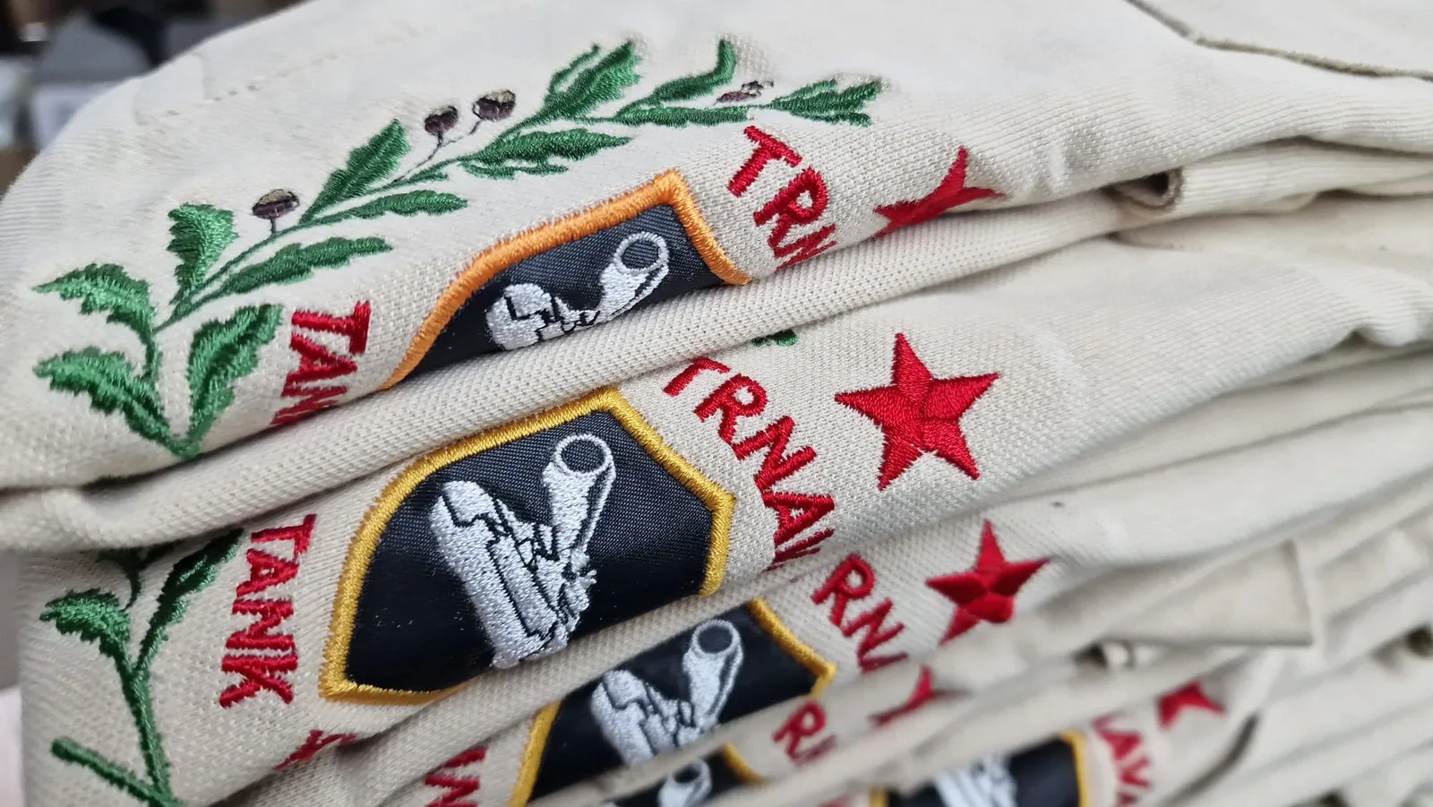 Svetlé tričká s farebnou výšivkou vojenského znaku
