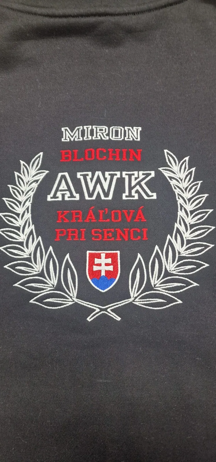 Vyšívaný znak s vavrínovým vencom a slovenským erbom na čiernom tričku