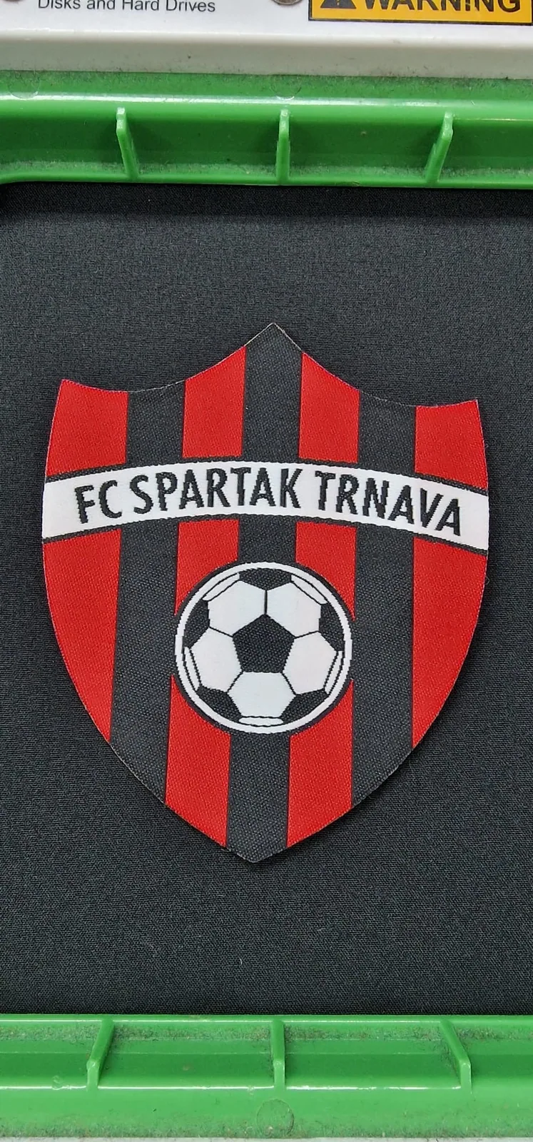 Vyšívaný erb futbalového klubu vo vyšívacom ráme