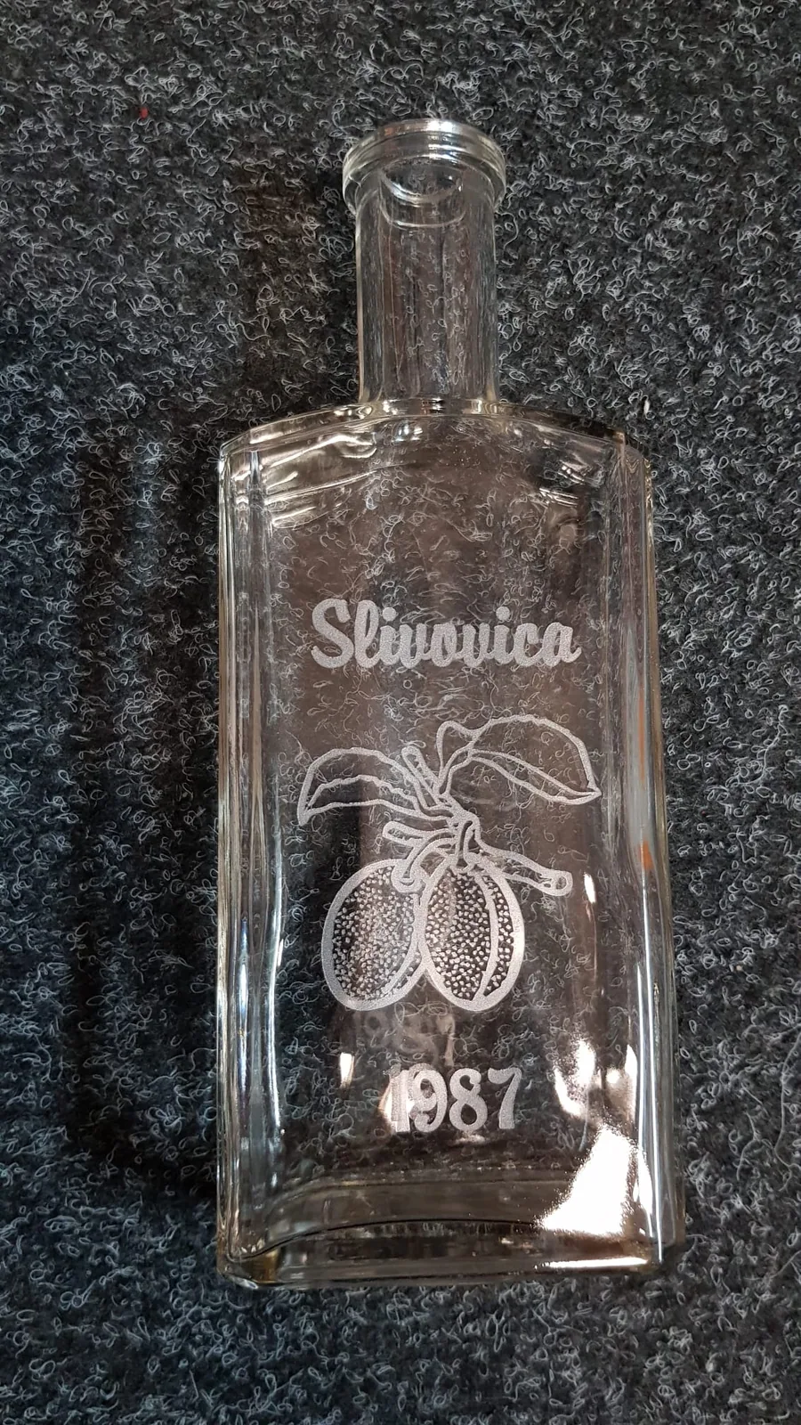 Gravírovaná fľaša na slivovicu s motívom sliviek