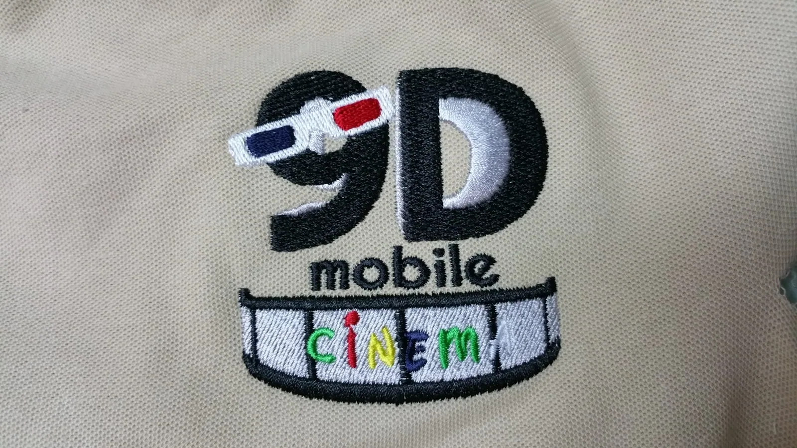 Farebné vyšité logo na béžovej polokošeli