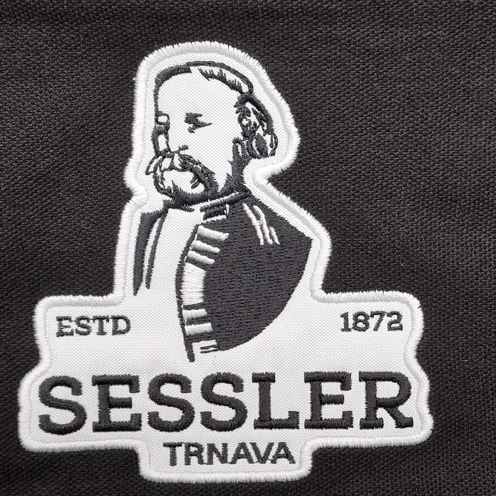 Vyšívaná nášivka s portrétom na čiernom textile