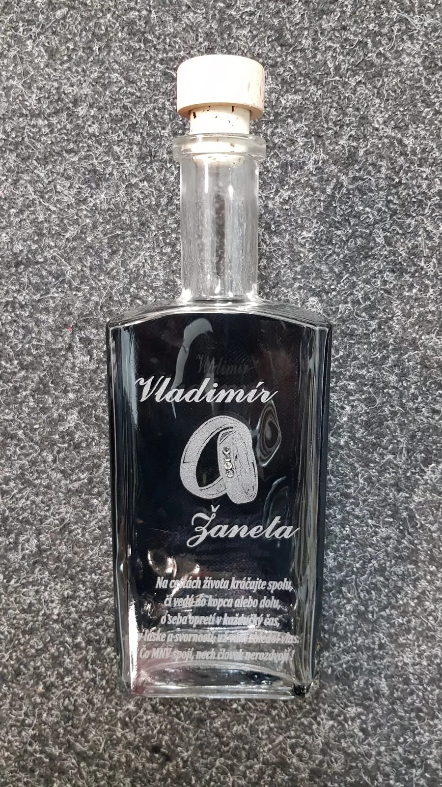 Sklenená fľaša s gravírovaným venovaním pre pár