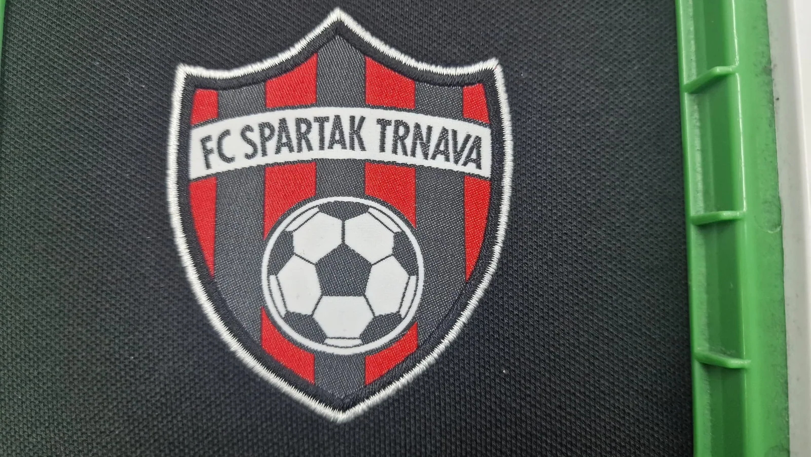Vyšívaný erb futbalového klubu na čiernom textile