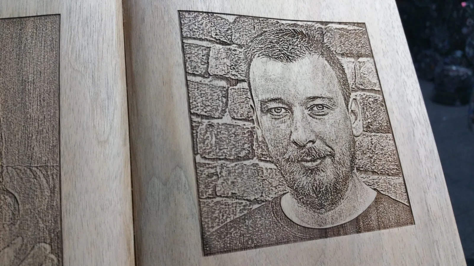 Portrét muža vygravírovaný laserom do dreva