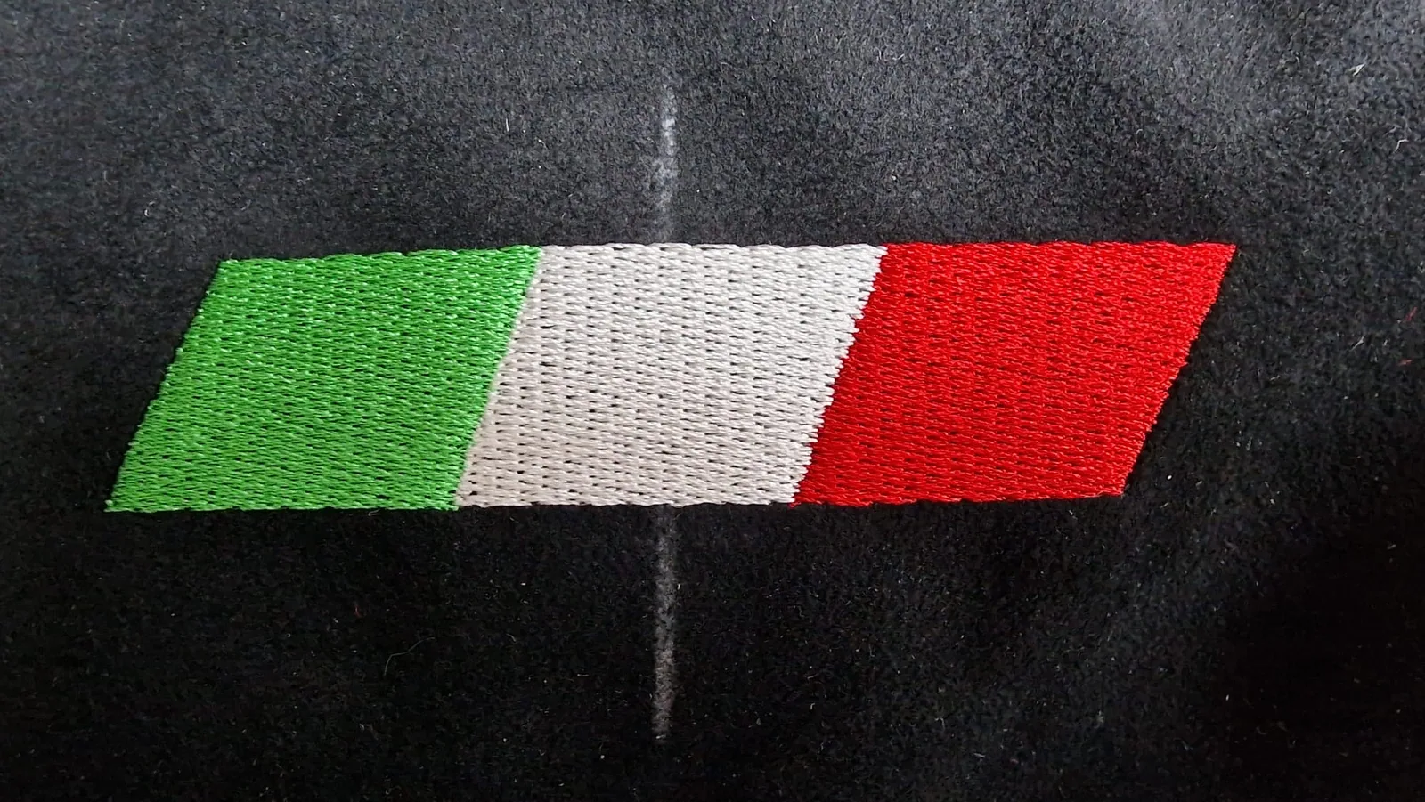 Vyšitá talianska vlajka na čiernom textile
