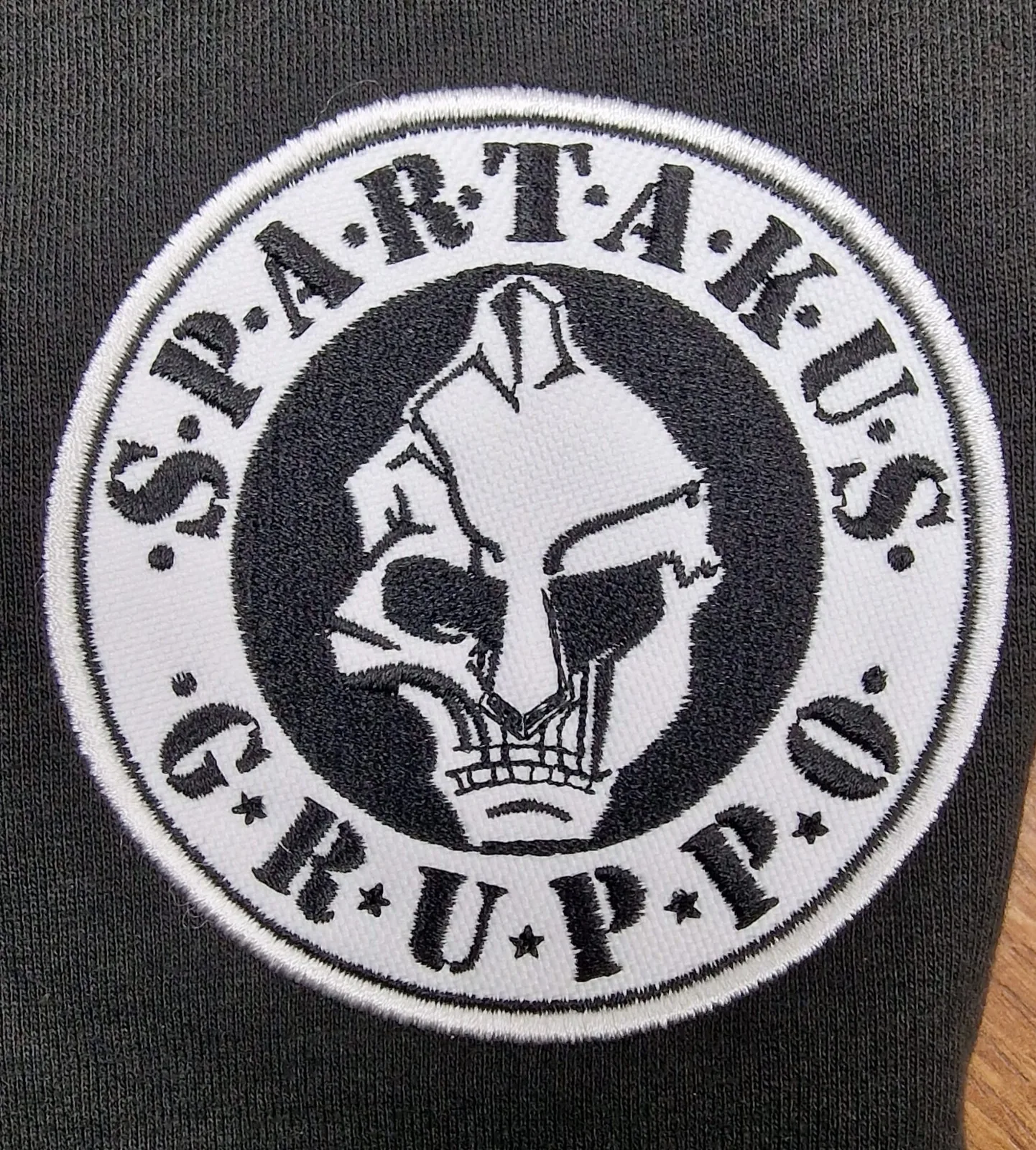 Čiernobiela vyšitá nášivka s motívom gladiátora