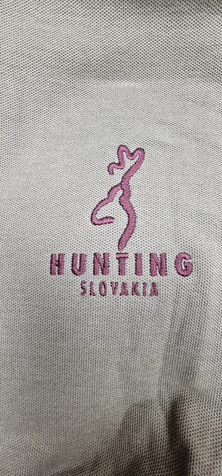 Vyšité poľovnícke logo s jeleňom na olivovej polokošeli