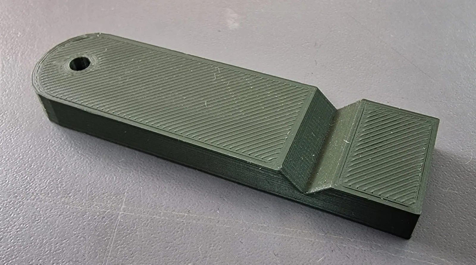 Zelený plastový diel vyrobený 3D tlačou