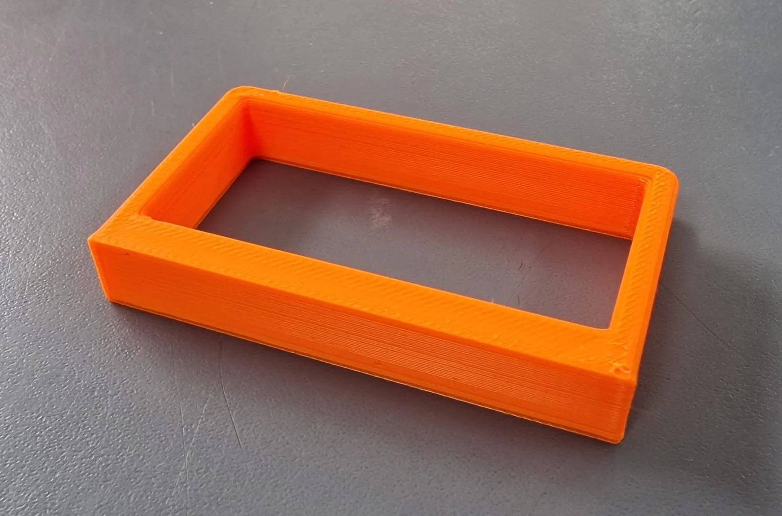 Oranžový rámik vyrobený 3D tlačou