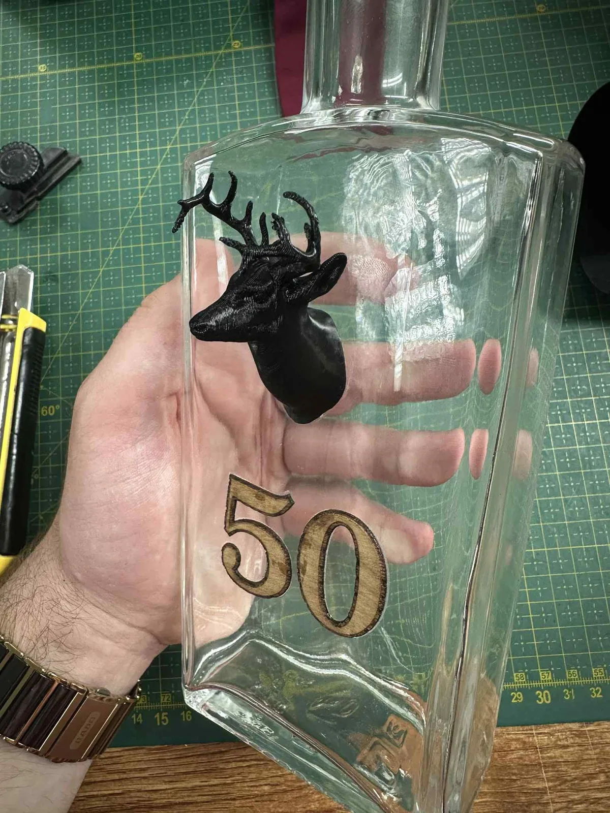Darčeková fľaša s 3D tlačenou hlavou jeleňa k 50. narodeninám