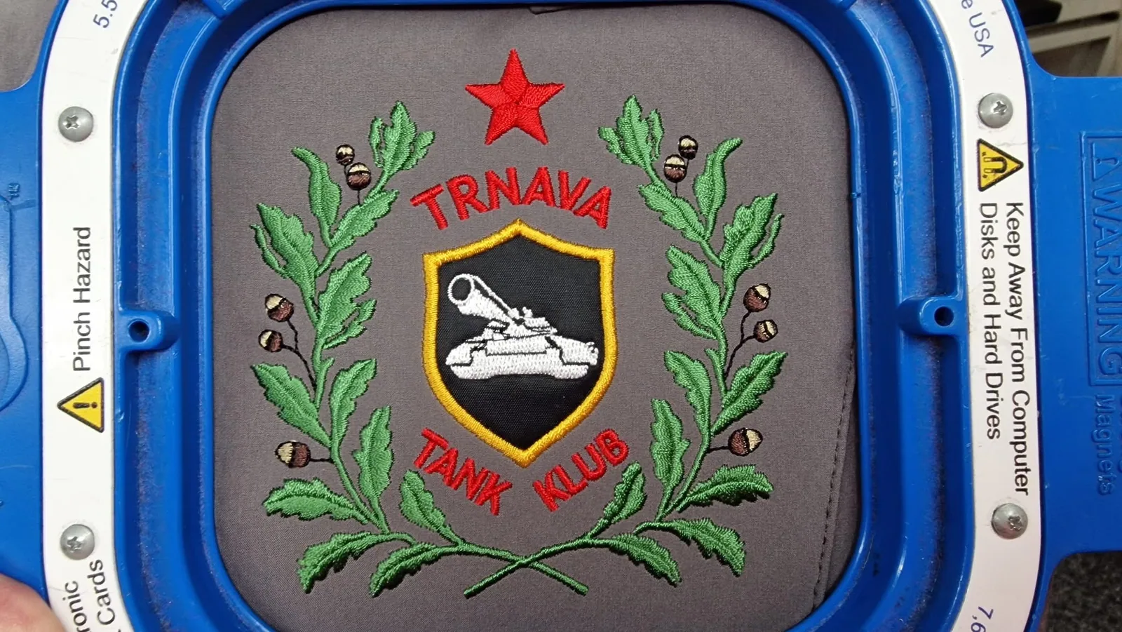 Vyšívaný znak tankového klubu vo vyšívacom ráme