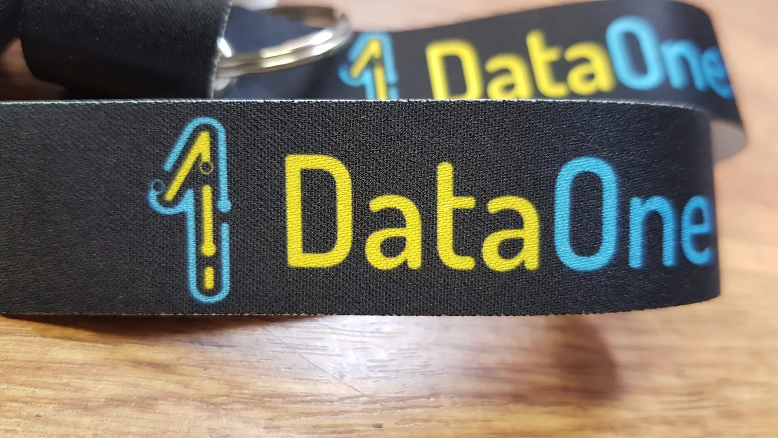 Detail textilného prívesku na kľúče s farebnou potlačou