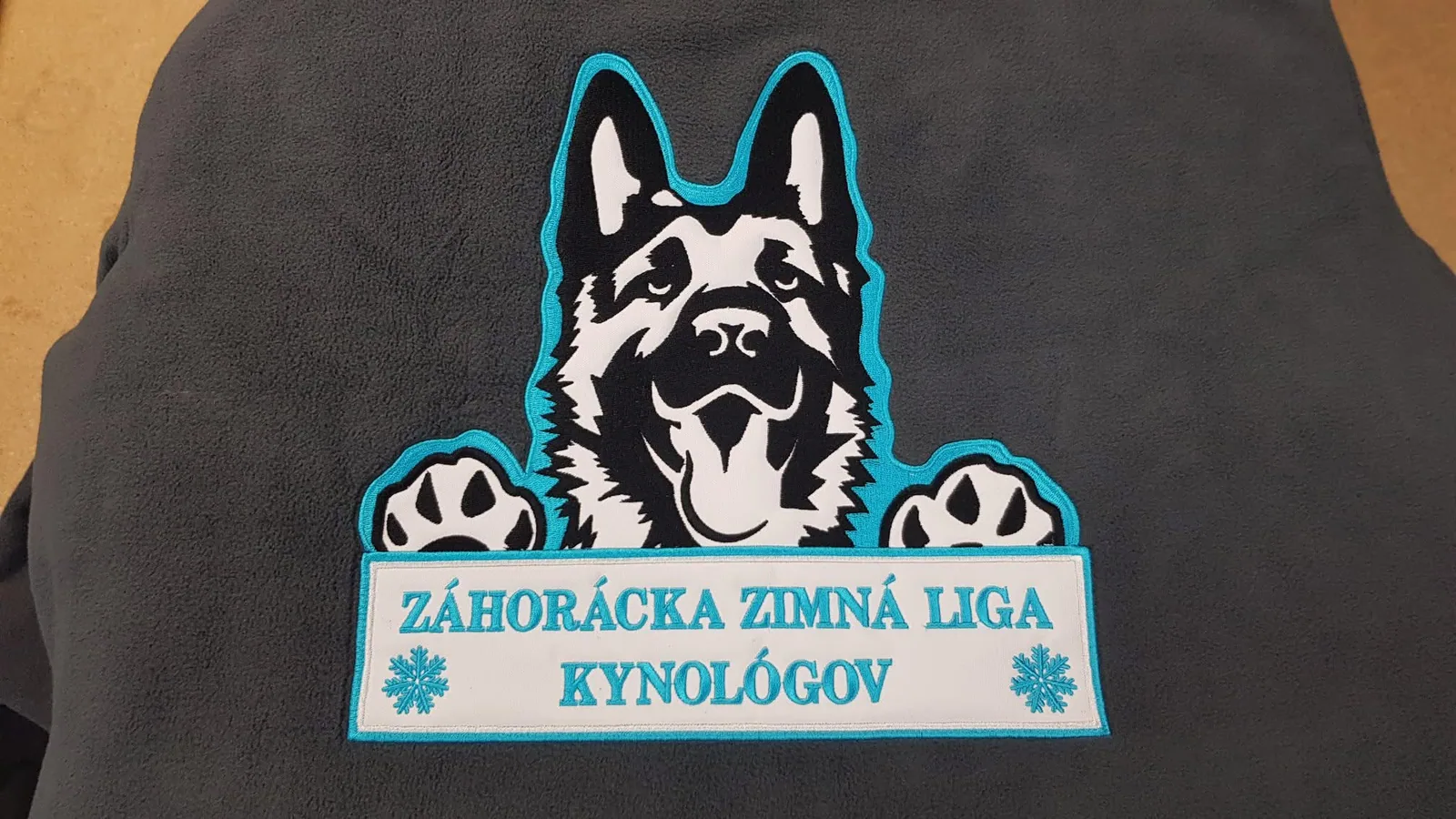Nášivka kynologickej súťaže s hlavou psa