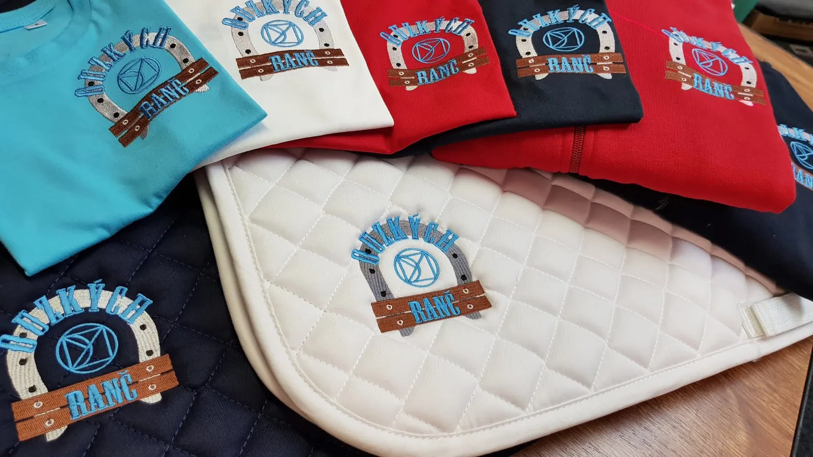 Tričká a podsedlová deka s vyšitým logom ranča