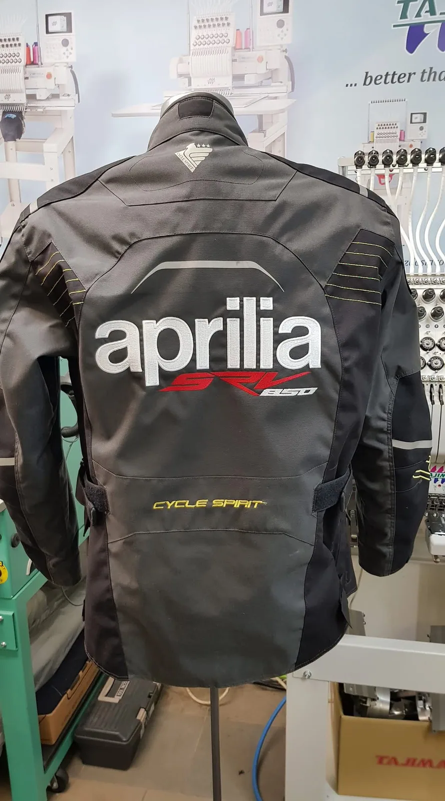 Motocyklová bunda s vyšitým logom na chrbte