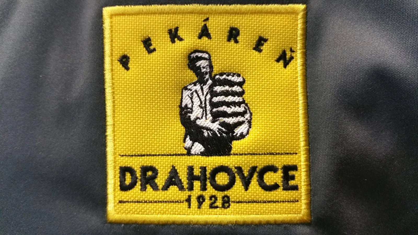 Vyšívaná nášivka pekárne na tmavej bunde