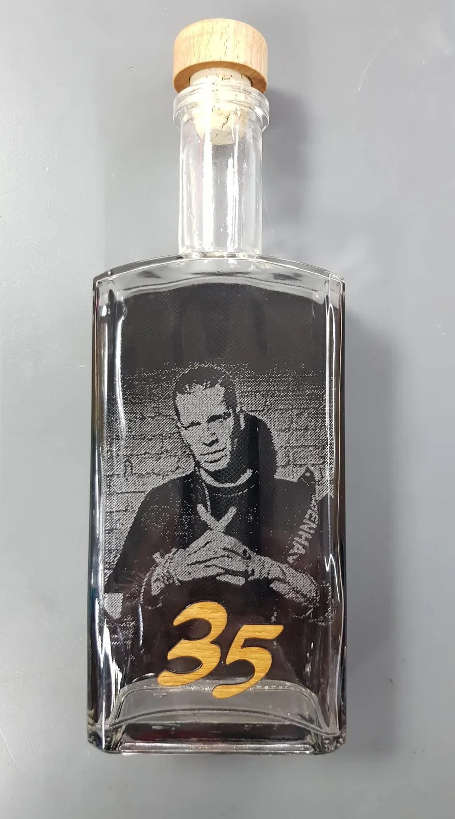 Sklenená fľaša s gravírovaným portrétom k 35. narodeninám