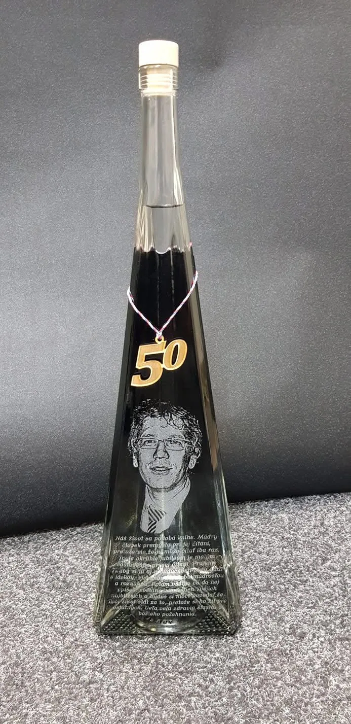 Fľaša s gravírovaným portrétom a zlatým číslom 50