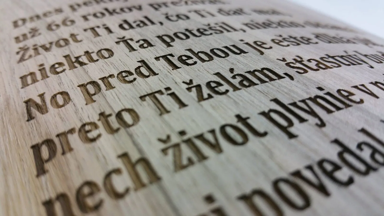 Blahoželanie gravírované laserom do dreva