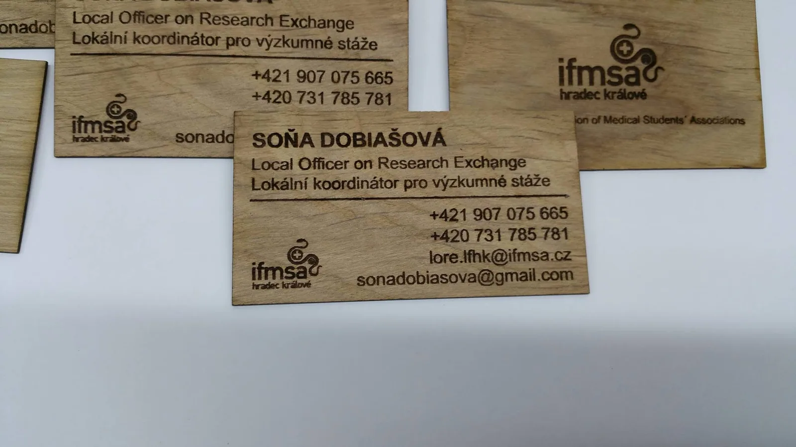 Drevené vizitky s laserom gravírovaným textom
