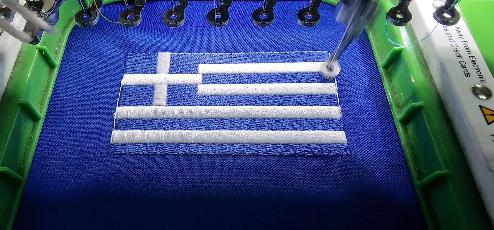 Vyšívanie gréckej vlajky na modrý textil