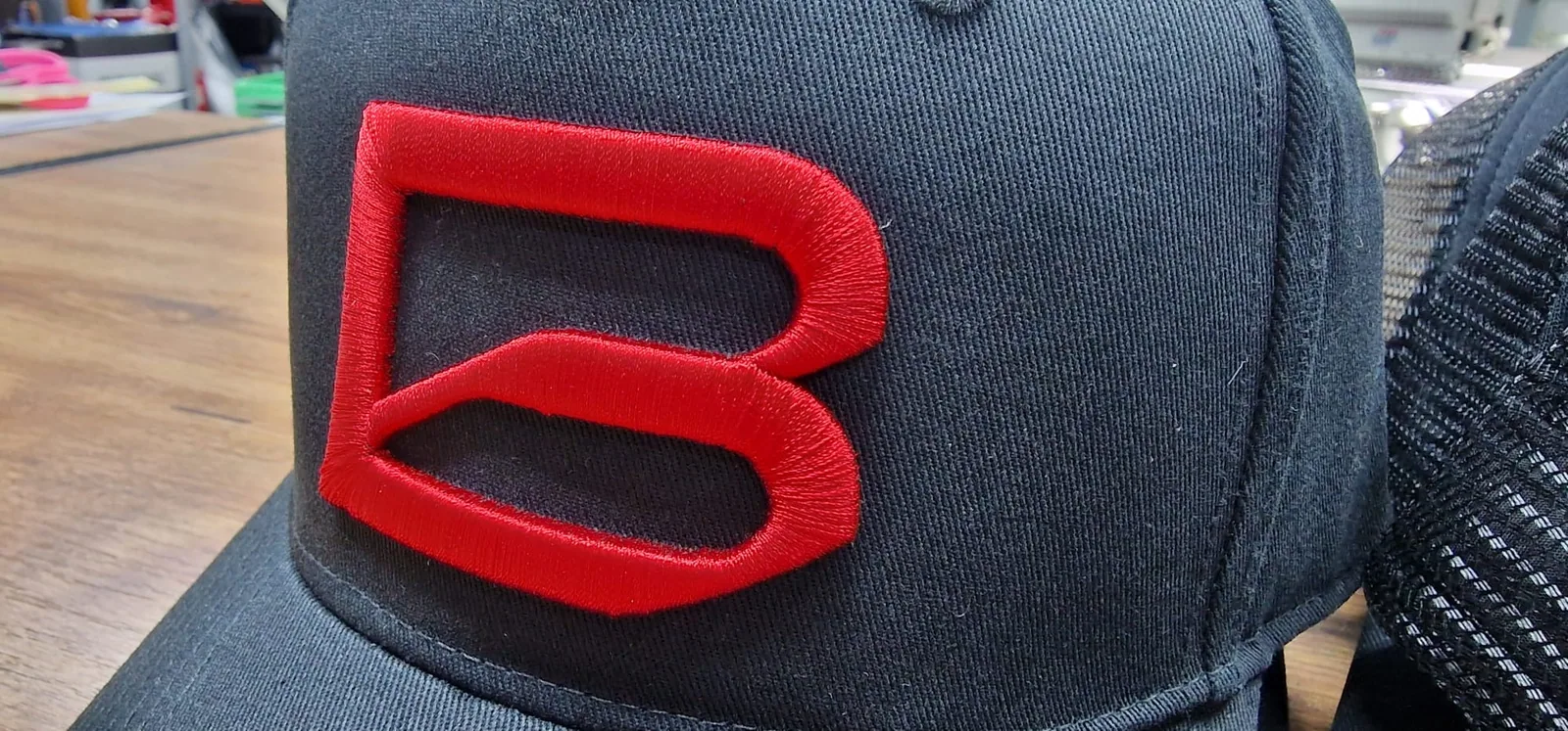 Červená 3D výšivka písmena B na čiernej šiltovke