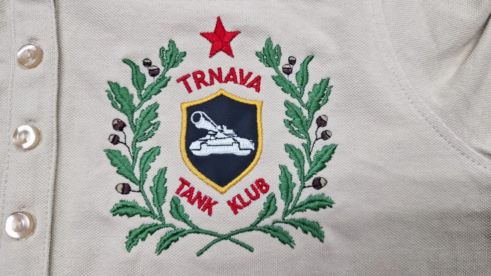 Vyšívaný znak tankového klubu s vavrínovým vencom na sivej polokošeli