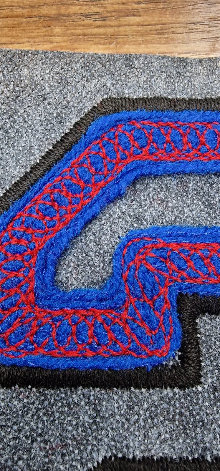 Detail žinylkovej výšivky v modrej a červenej farbe