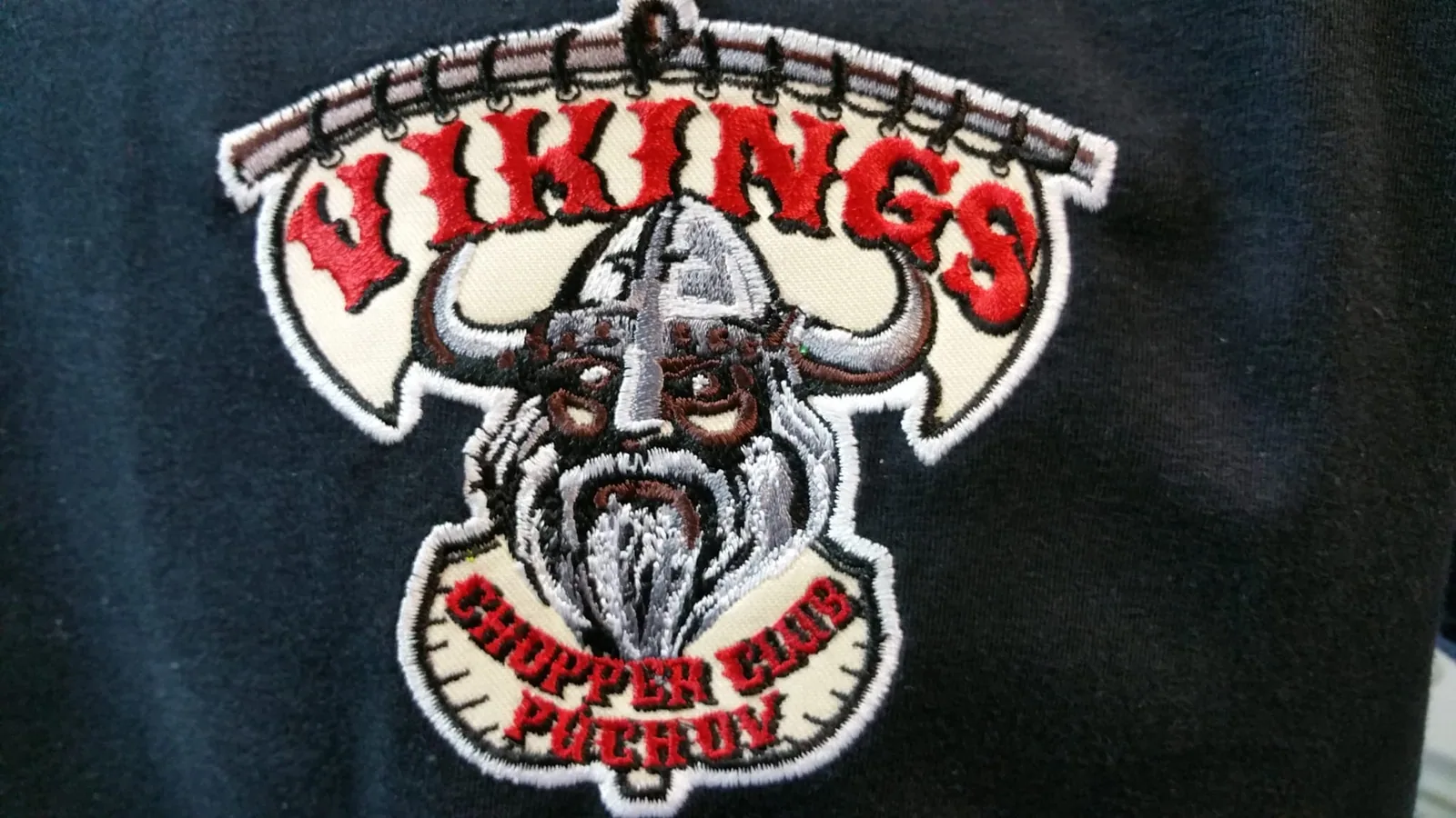 Vyšívaný znak motorkárskeho klubu s vikingom na čiernom textile