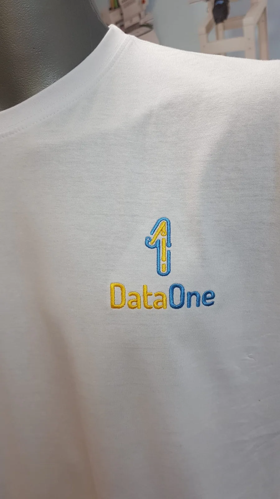 Farebné vyšité logo na bielom tričku