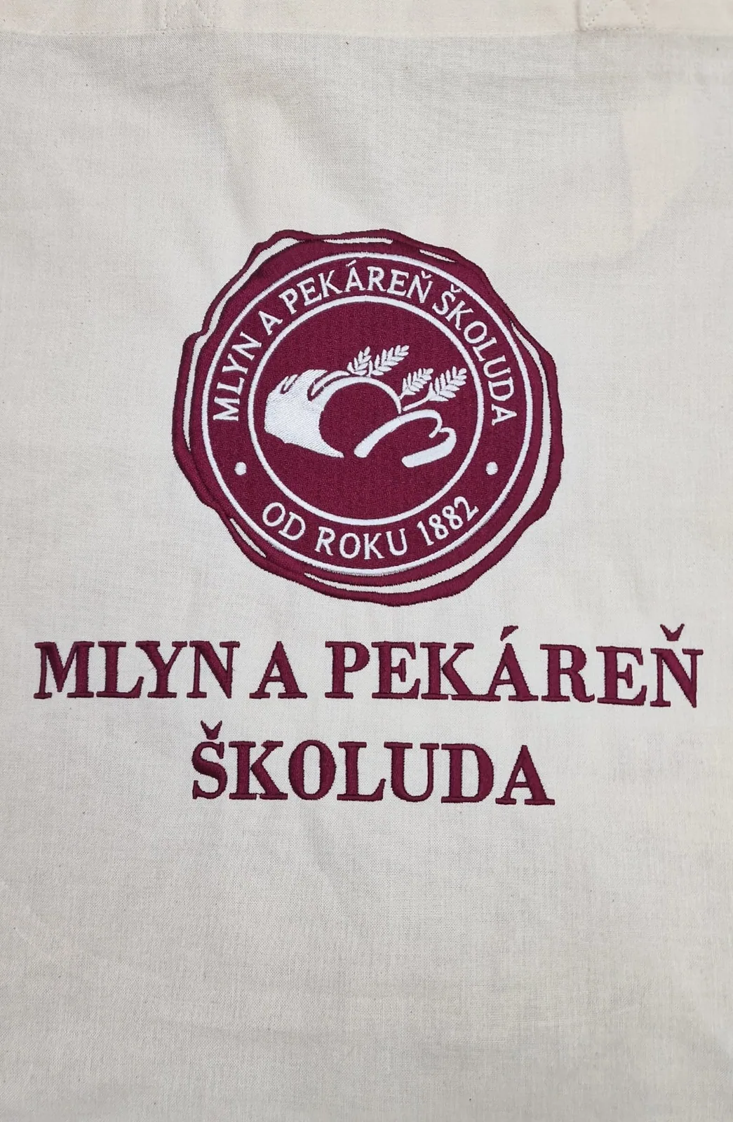Plátená taška s bordovým logom mlyna a pekárne